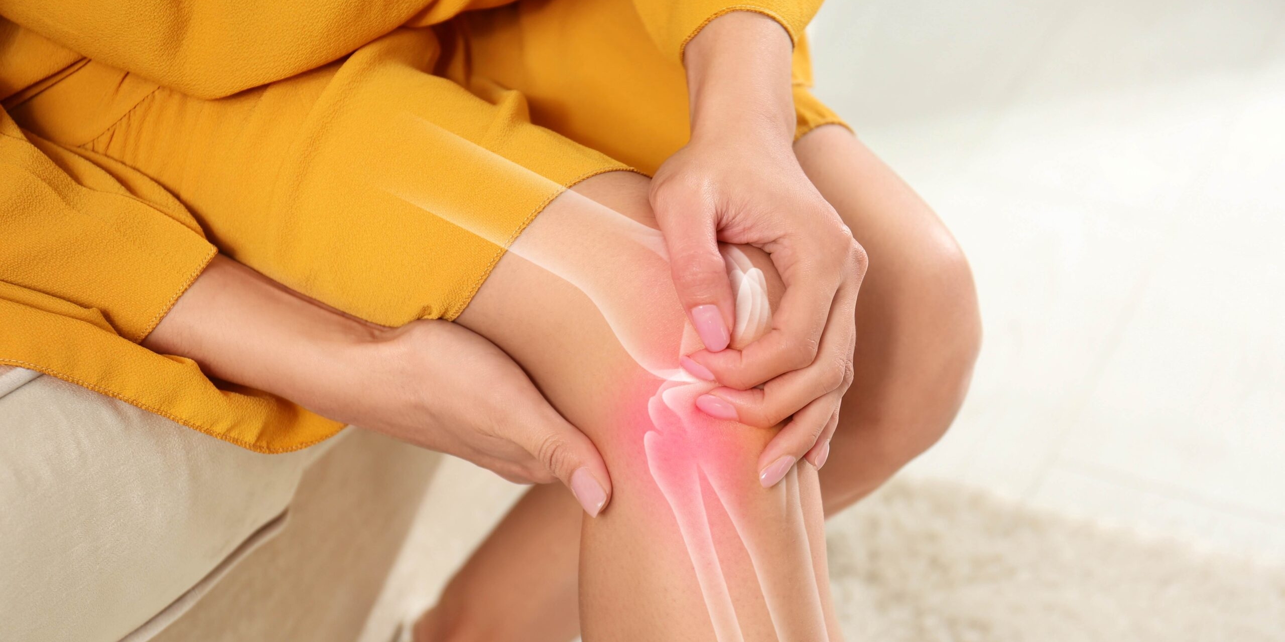 Photo showing woman clutching painful knee