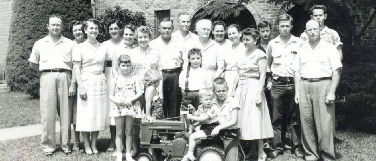 Clifford Graham (standing sixth from the right) poses with her five sibling and other relatives at a family gathering at her brother Henry Elder’s home in Fort Worth, Texas, in the early 1950s.