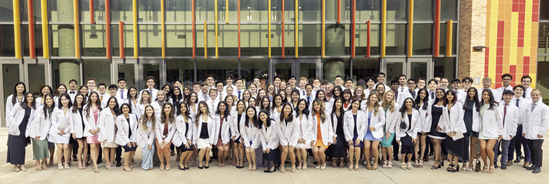 Panoramic photo of students who received their white coats. 
